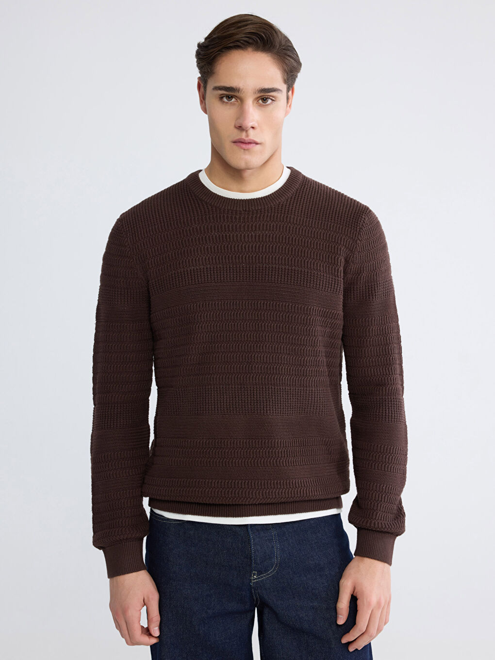 Мужской свитер с круглым вырезом из трикотажа