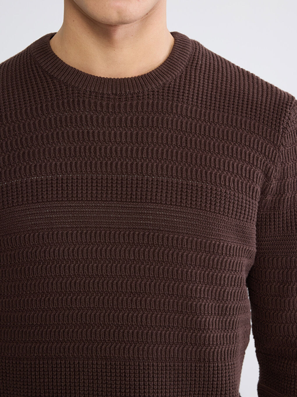 Мужской свитер с круглым вырезом из трикотажа-2