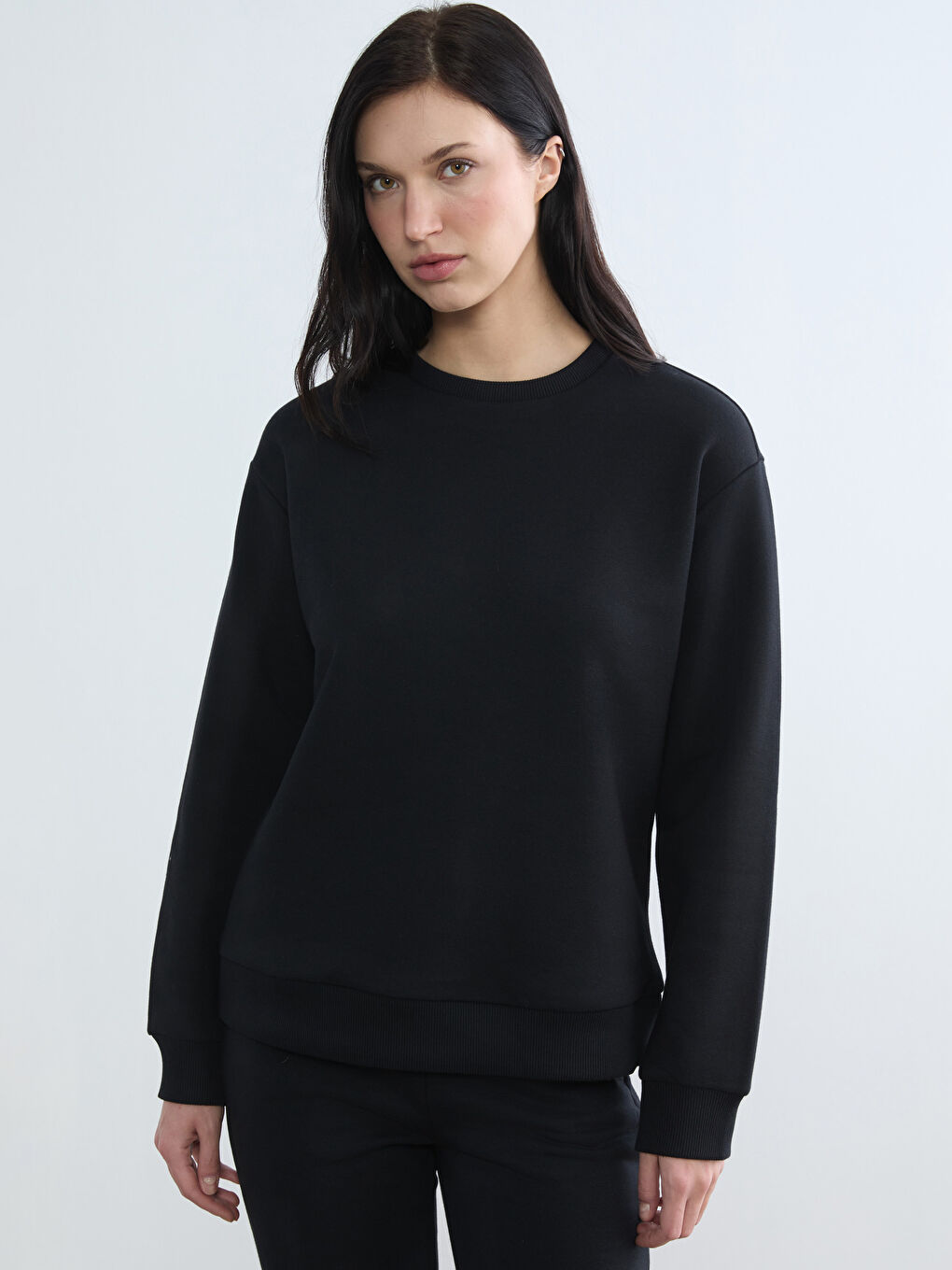 سويتشيرت نسائي برقبة دائرية، خامة تقيلة.-1