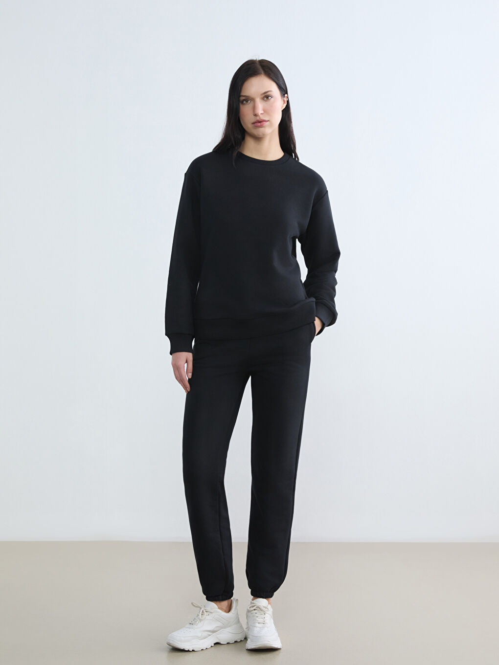 سويتشيرت نسائي برقبة دائرية، خامة تقيلة.-2