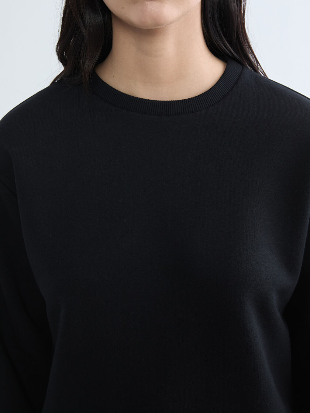 سويتشيرت نسائي برقبة دائرية، خامة تقيلة.-4