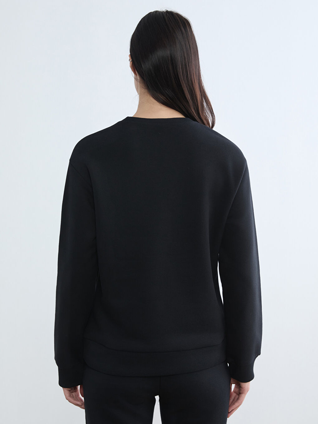 سويتشيرت نسائي برقبة دائرية، خامة تقيلة.-6