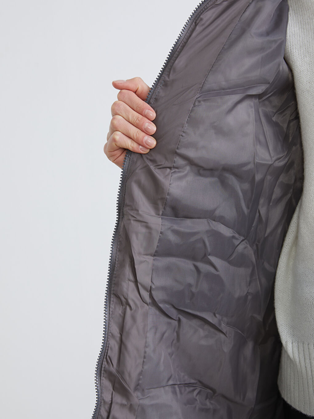 Gri Kürk Kapüşonlu Kapitone Kadın Şişme Mont-3