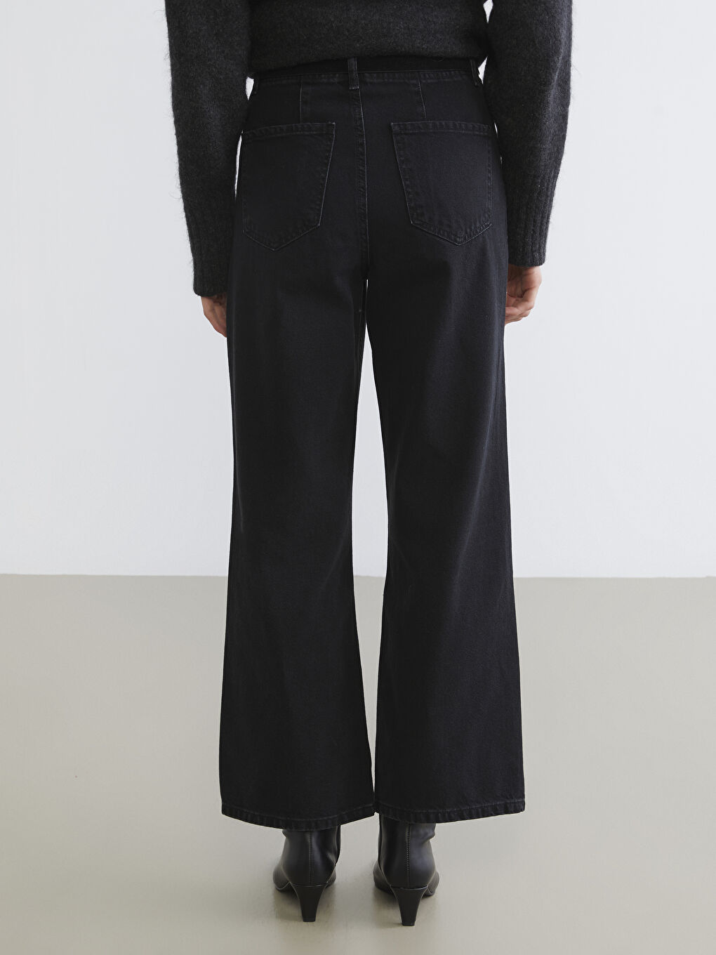 Джинсы с высокой посадкой, ремнем и широкими брюками для женщин-3