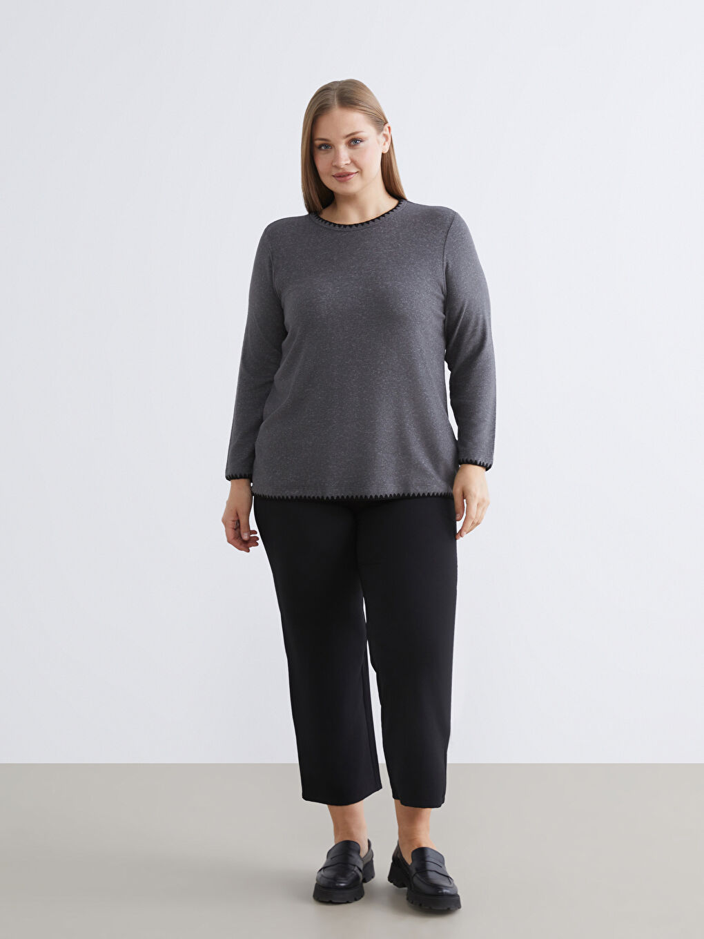 Bluza sa okruglim izrezom i vezom-1