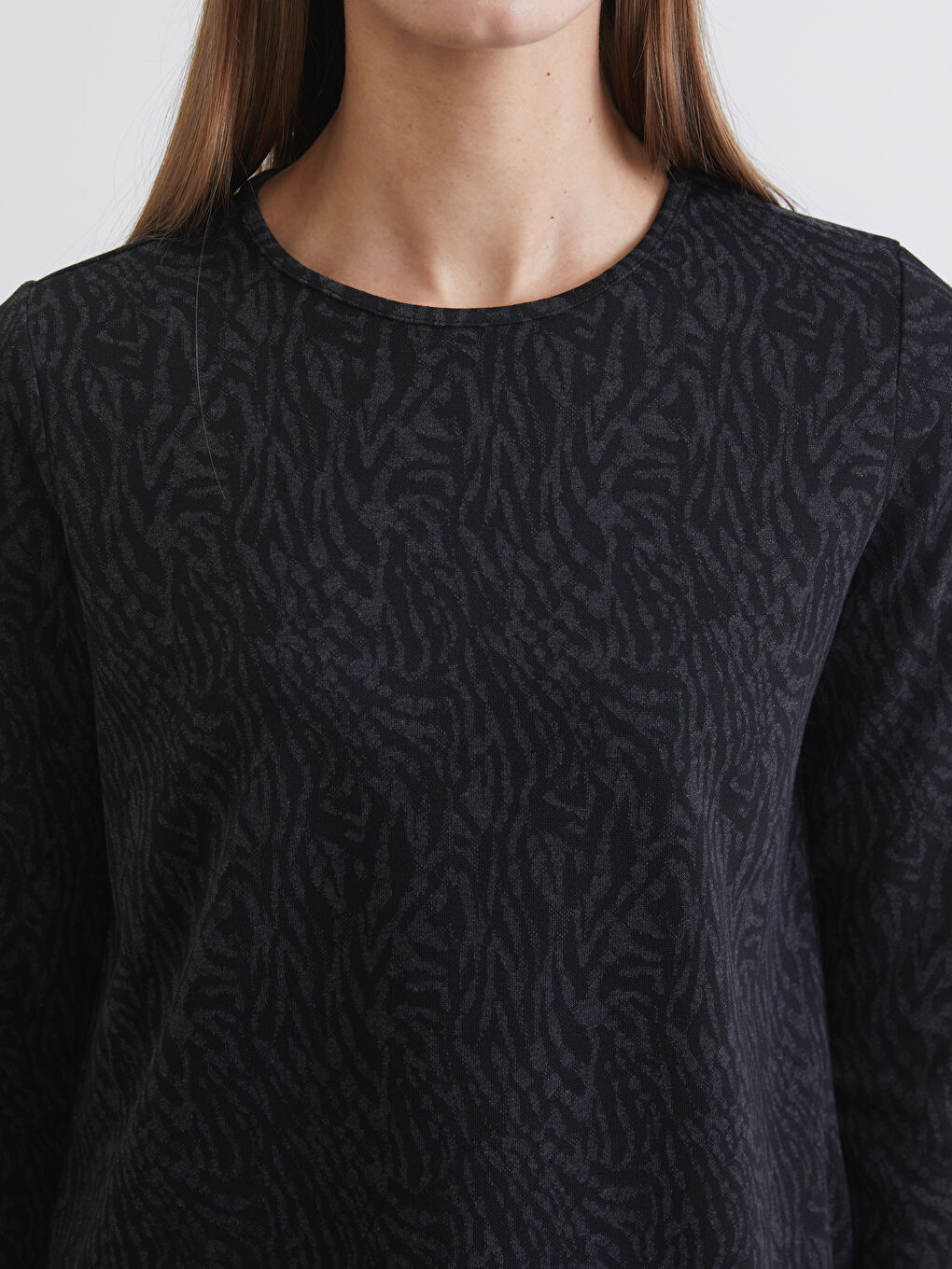 Siyah Bisiklet Yaka Desenli Kadın Tişört-2