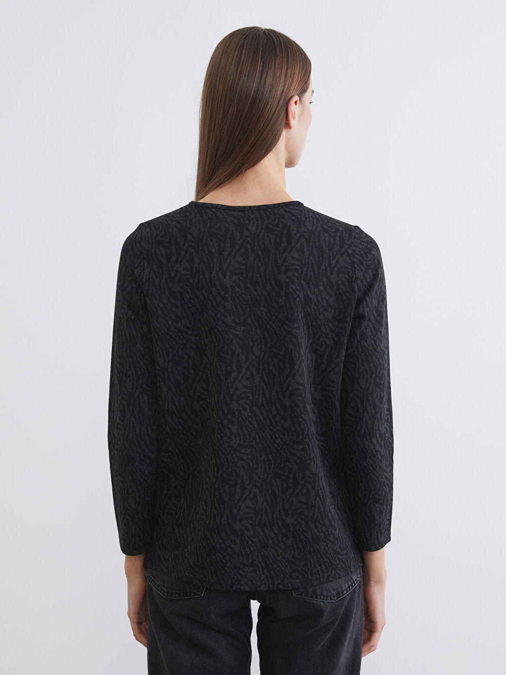 Siyah Bisiklet Yaka Desenli Kadın Tişört-3