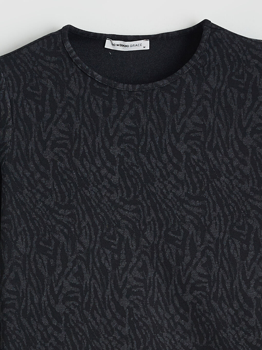 Siyah Bisiklet Yaka Desenli Kadın Tişört-5