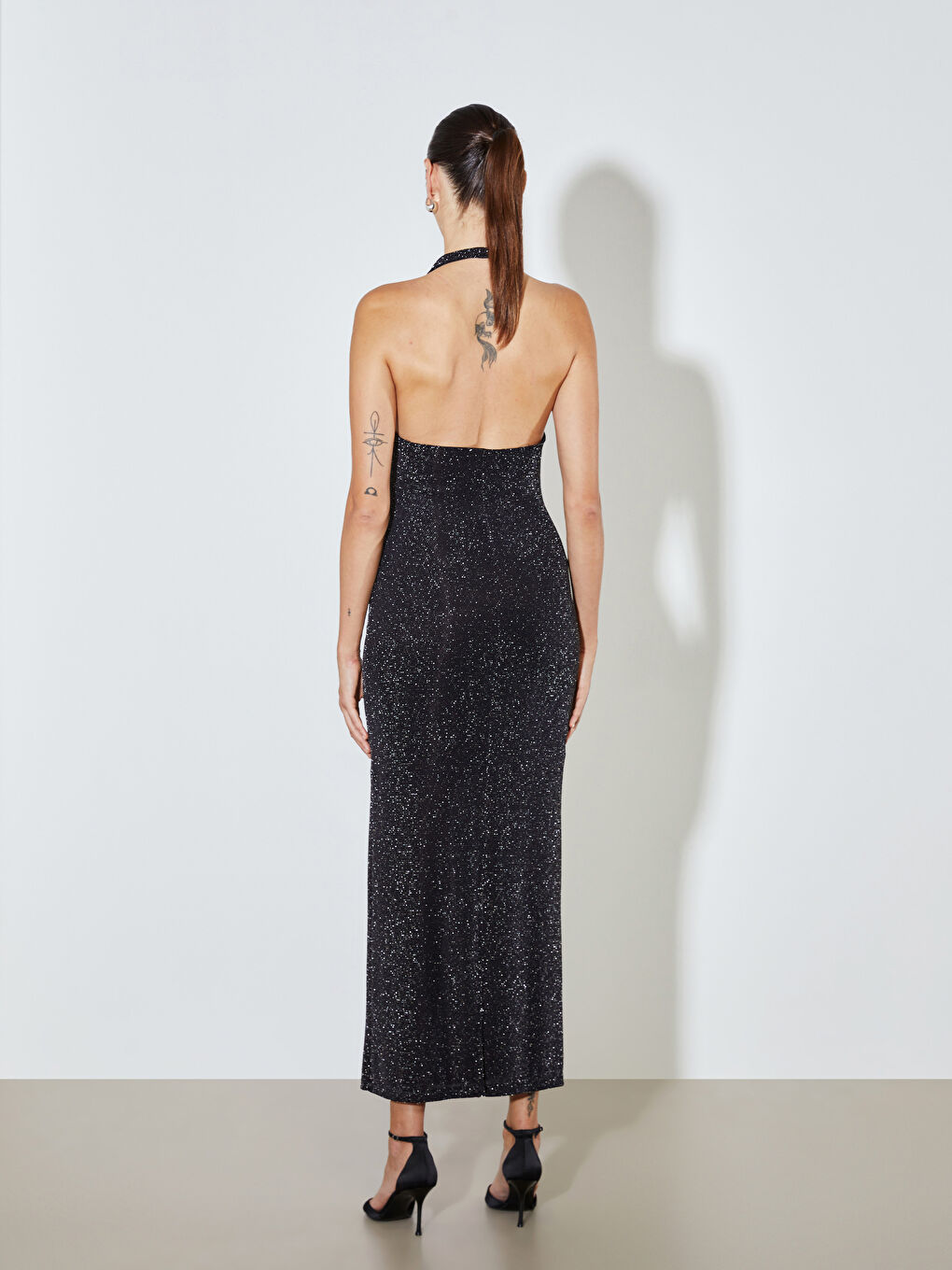 Siyah Halter Yaka Parlak Görünümlü Elbise-3