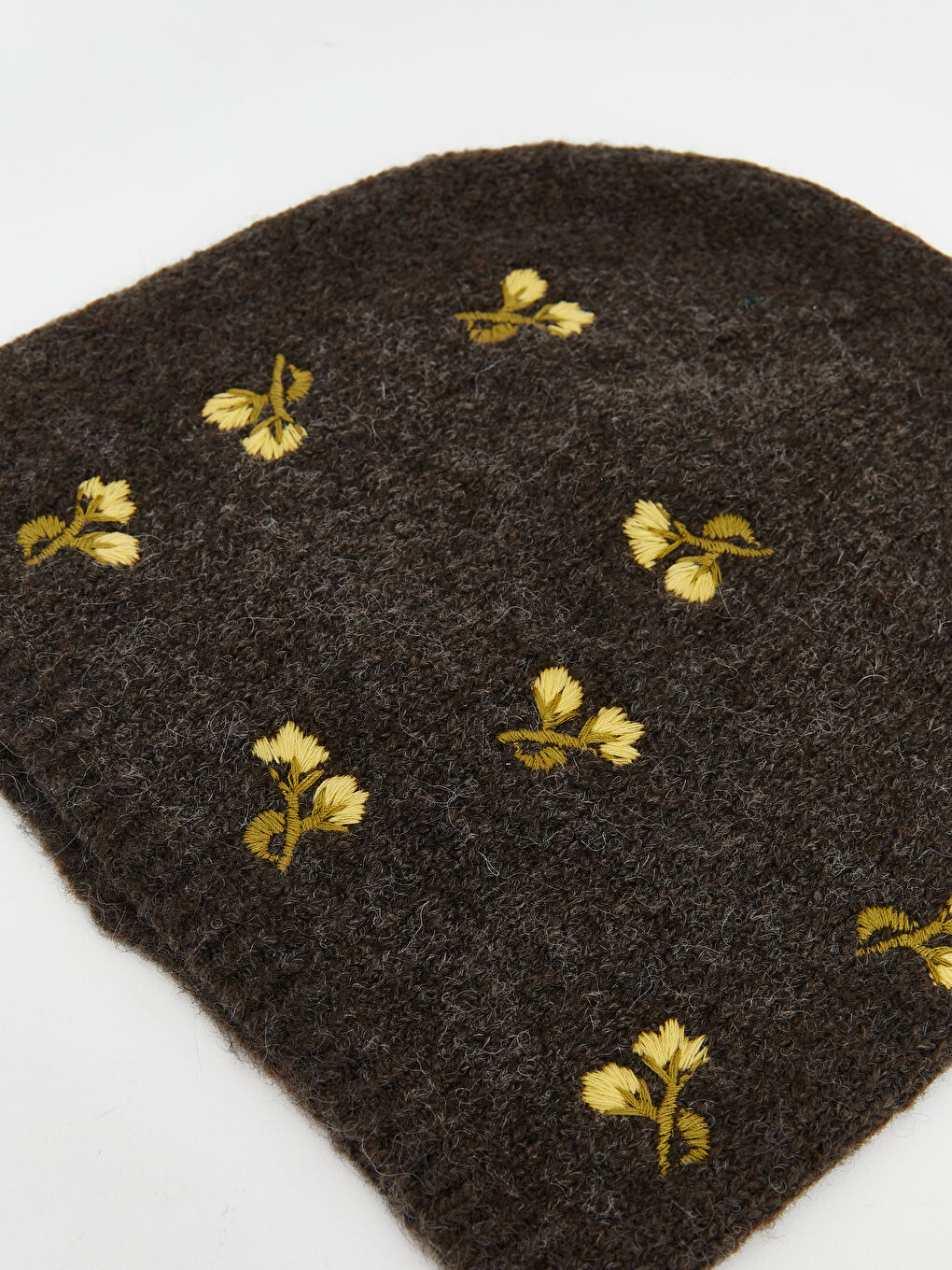 Kahverengi Çiçek Nakışlı Kadın Triko Bere-1