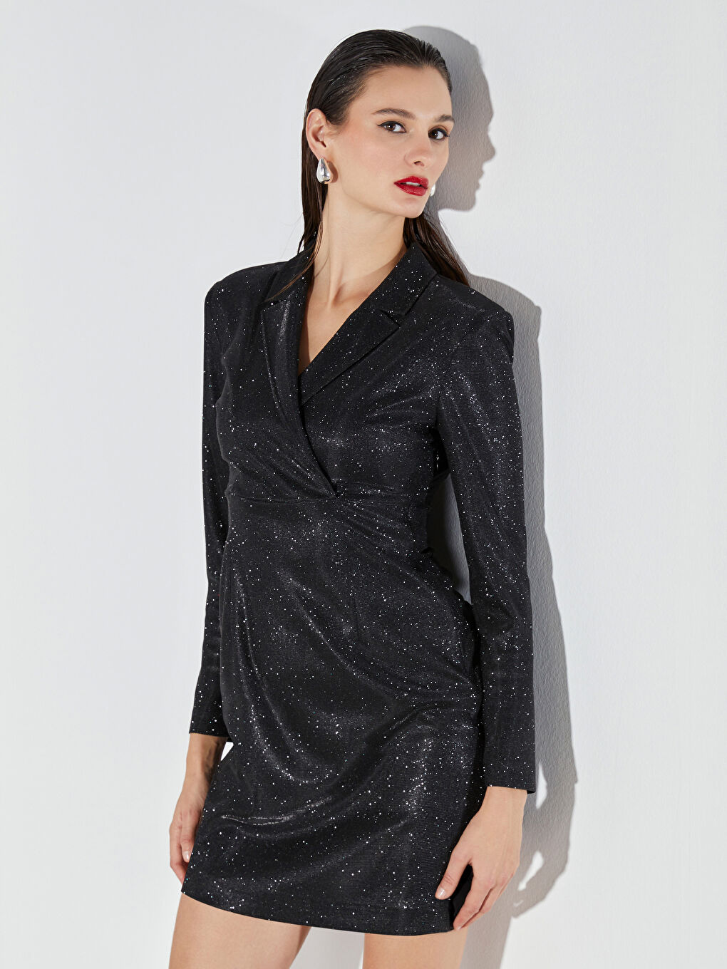 Siyah Kruvaze Yaka Parlak Dokulu Mini Elbise
