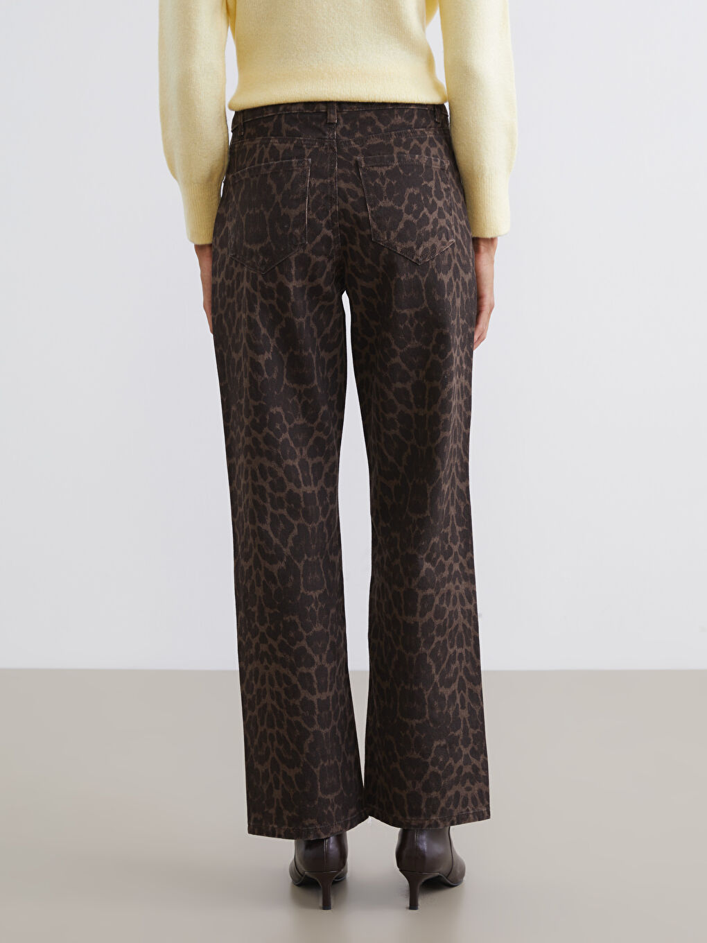 Kahverengi Straight Fit Leopar Desenli Kadın Jean Pantolon-3