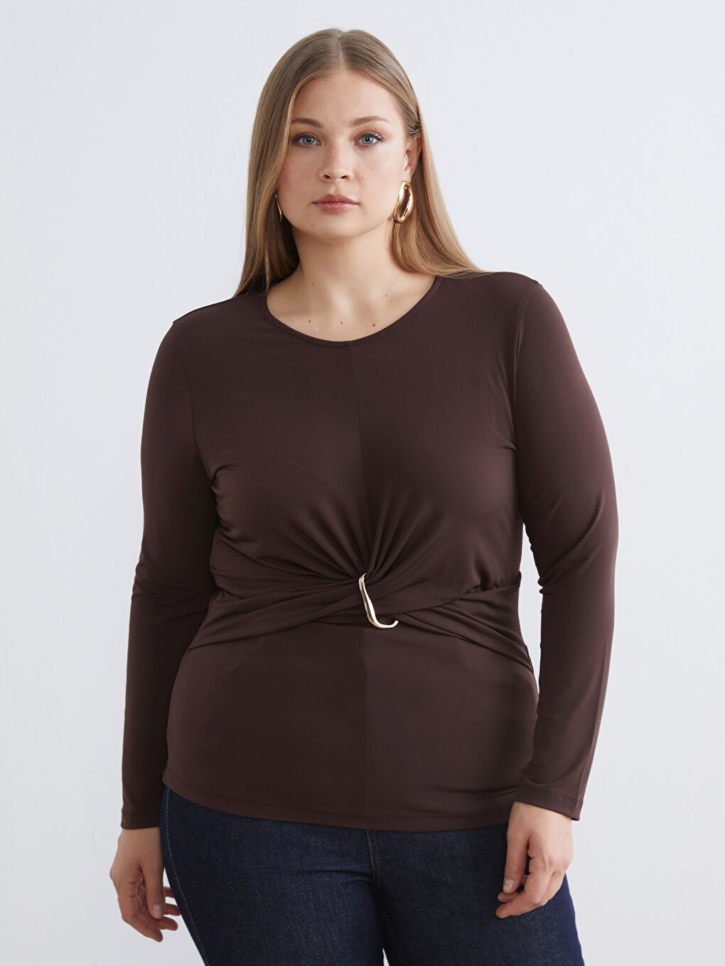 Kahverengi Büyük Beden Metal Aplikeli Büzgülü Bluz