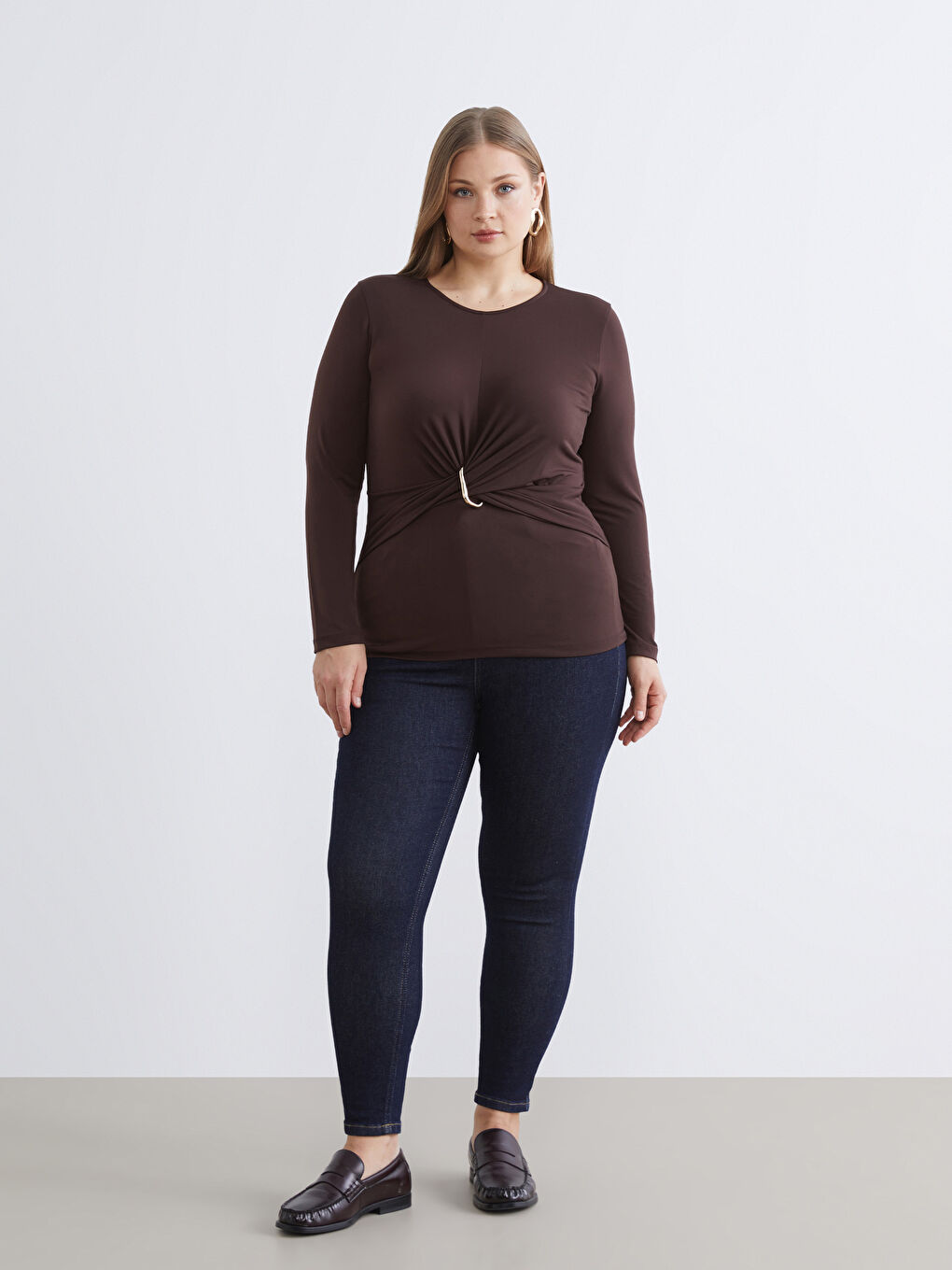 Kahverengi Büyük Beden Metal Aplikeli Büzgülü Bluz-1