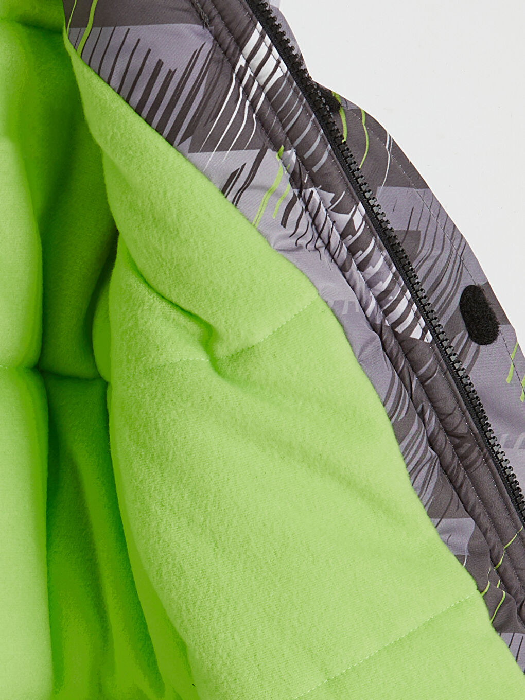 Siyah Kapüşonlu Desenli Erkek Çocuk Yağmurluk-2