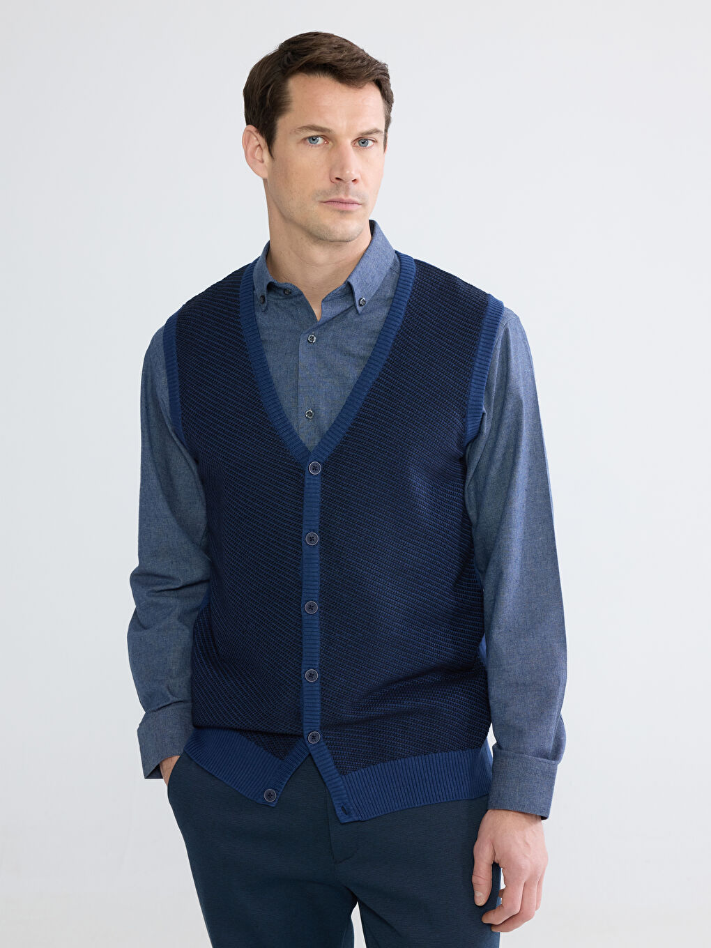 Siyah Standart Kalıp V Yaka Erkek Triko Yelek