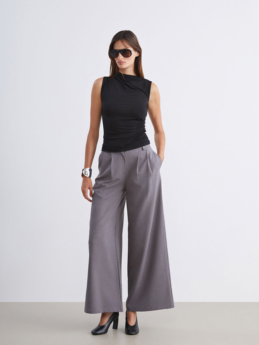 Siyah Dik Yaka Büzgülü Bluz-1