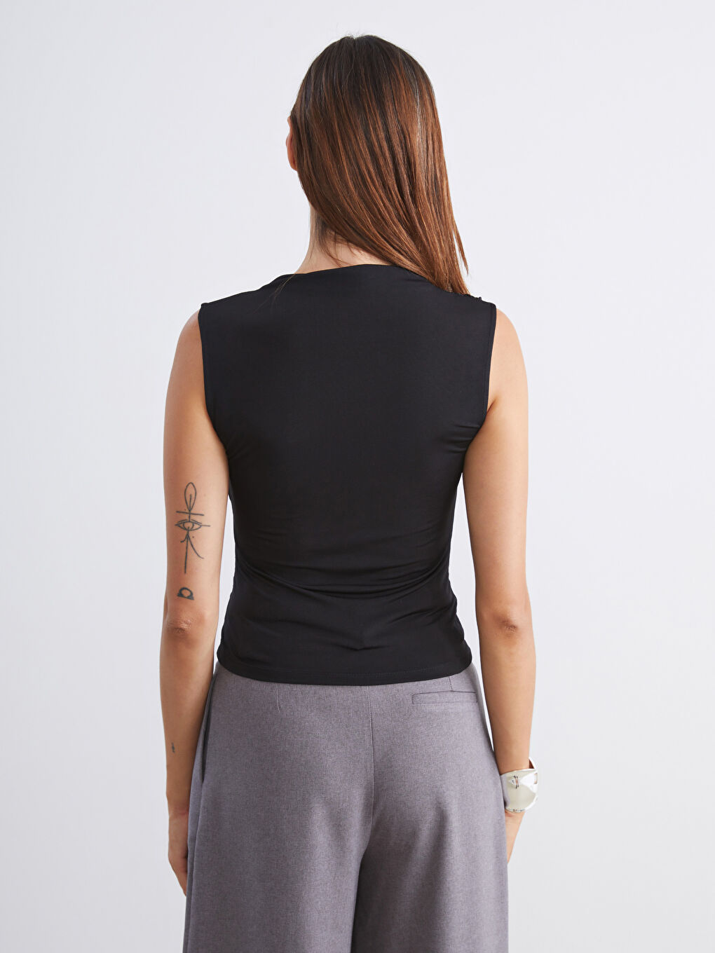 Siyah Dik Yaka Büzgülü Bluz-3