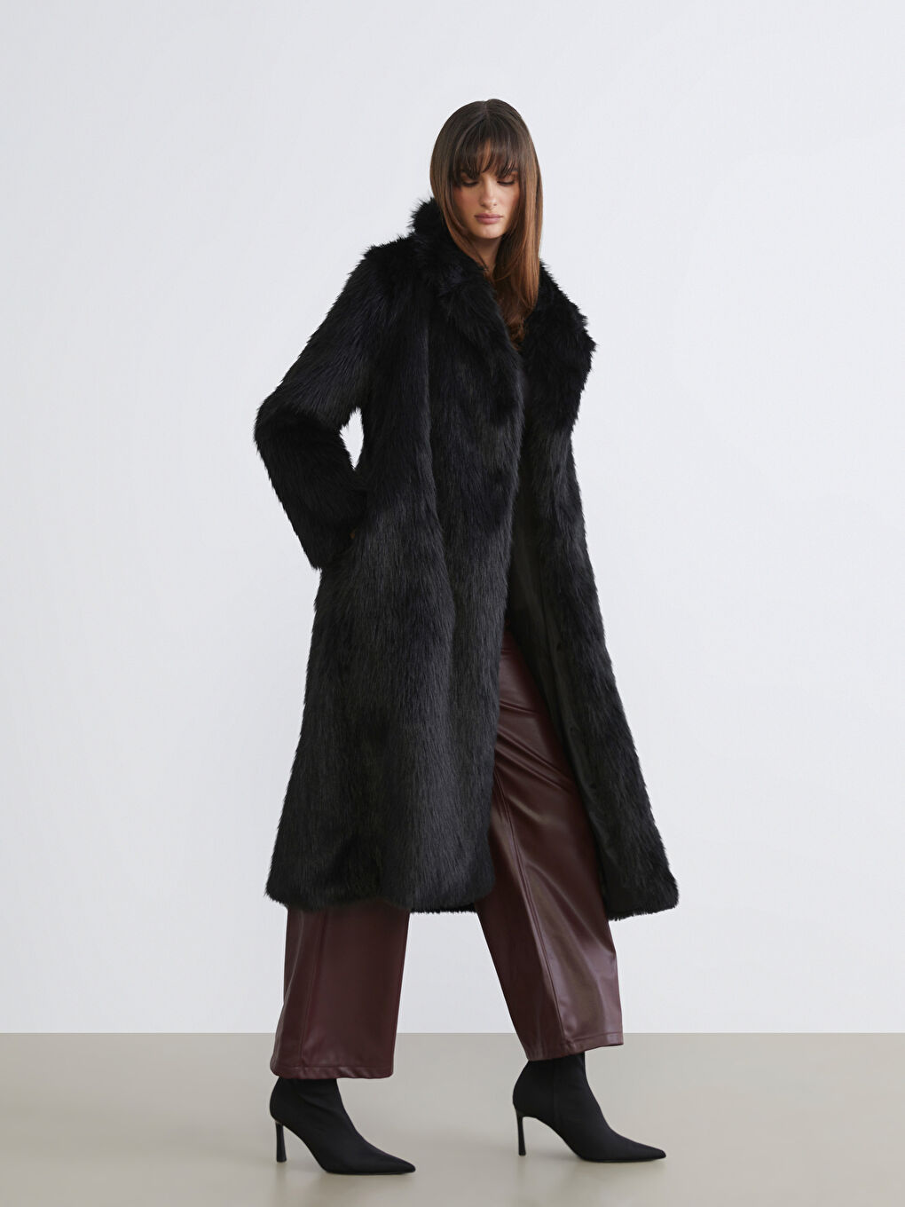 Siyah Ceket Yaka Kadın Kürk Kaban