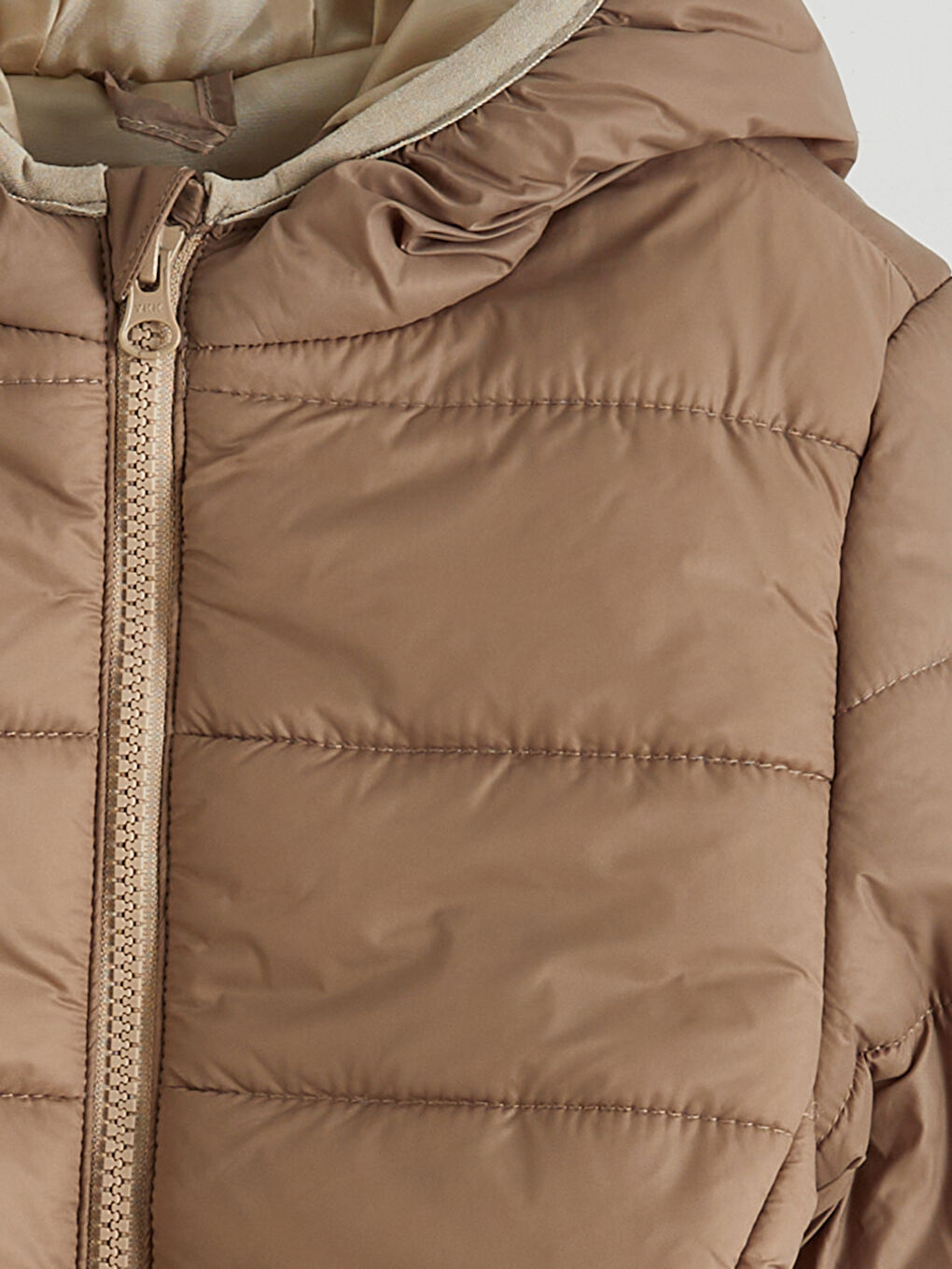 Bej Kapüşonlu Erkek Çocuk Şişme Mont-1