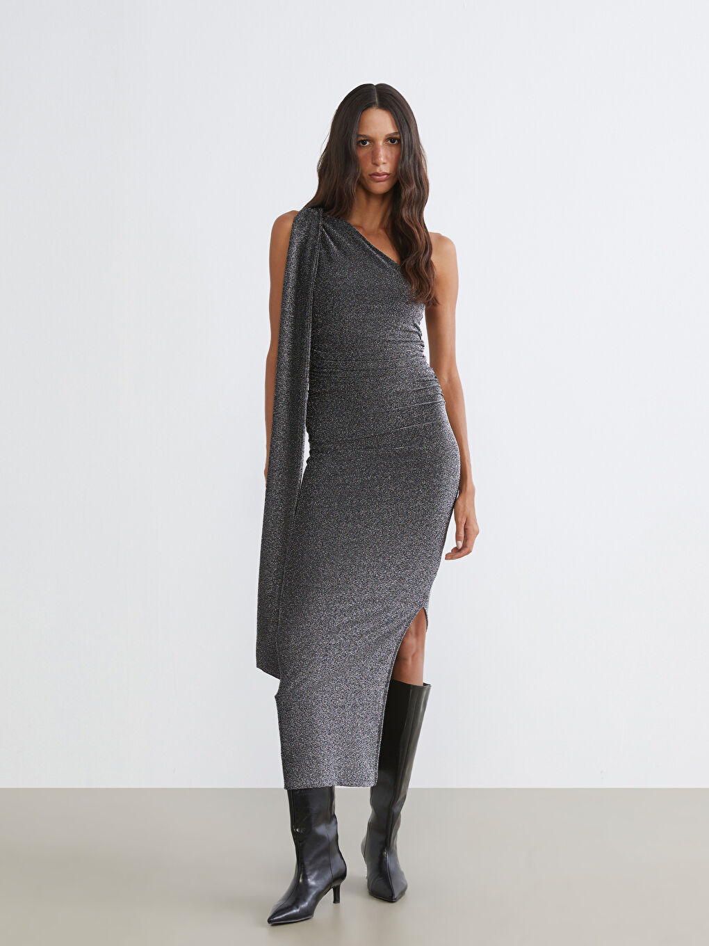 Gri Tek Omuz Parlak Görünümlü Büzgülü Elbise