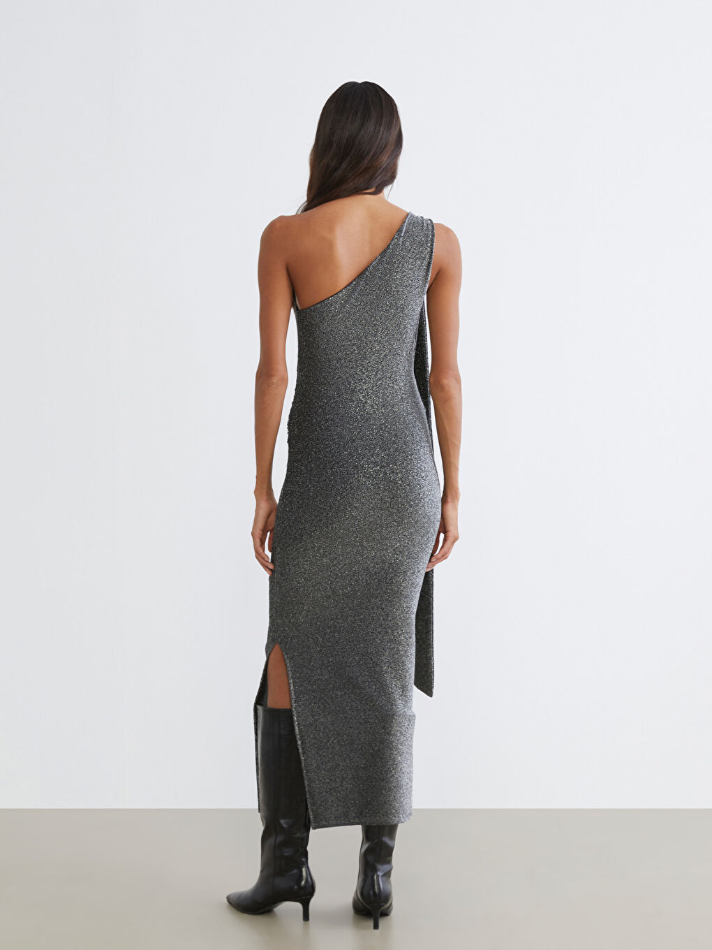 Gri Tek Omuz Parlak Görünümlü Büzgülü Elbise-3