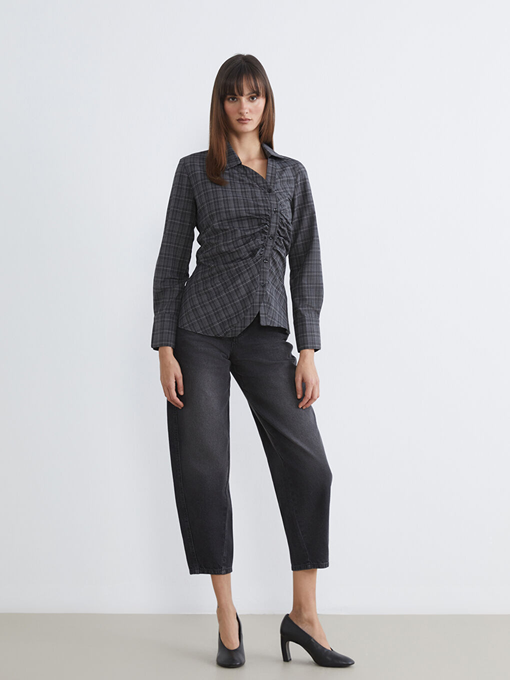 Siyah Büzgülü Çapraz Düğme Kapamalı Kadın Gömlek-1