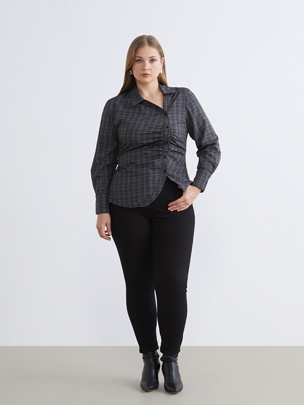 Siyah Büyük Beden Ekose Büzgülü Kadın Gömlek-1