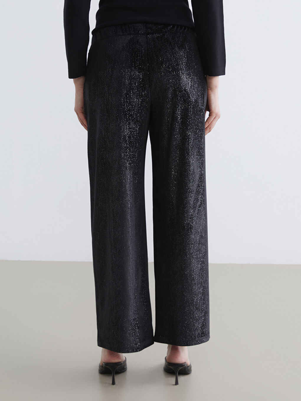 Siyah Beli Lastikli Parlak Görünümlü Kadın Pantolon-3