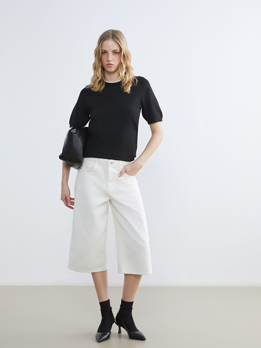 Женский трикотажный свитер с круглым вырезом-1