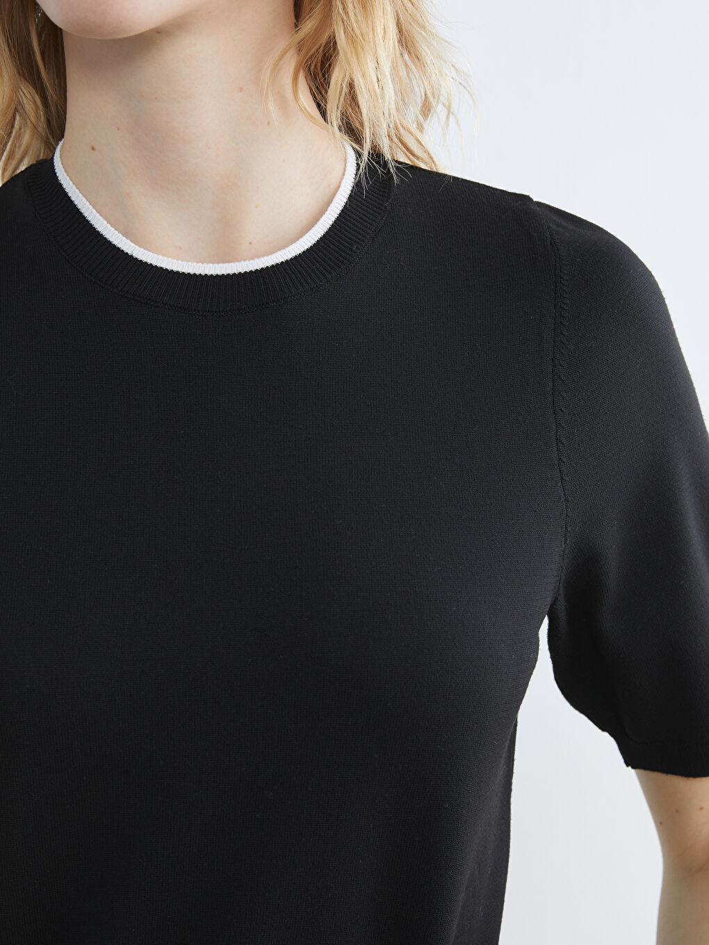 Женский трикотажный свитер с круглым вырезом-2