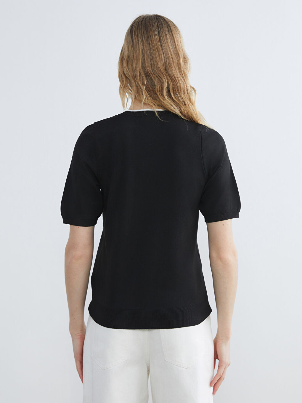 Женский трикотажный свитер с круглым вырезом-3