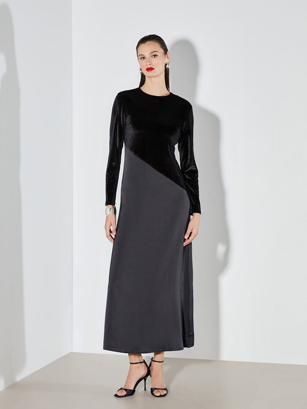 Siyah Bisiklet Yaka Yırtmaçlı Elbise-1