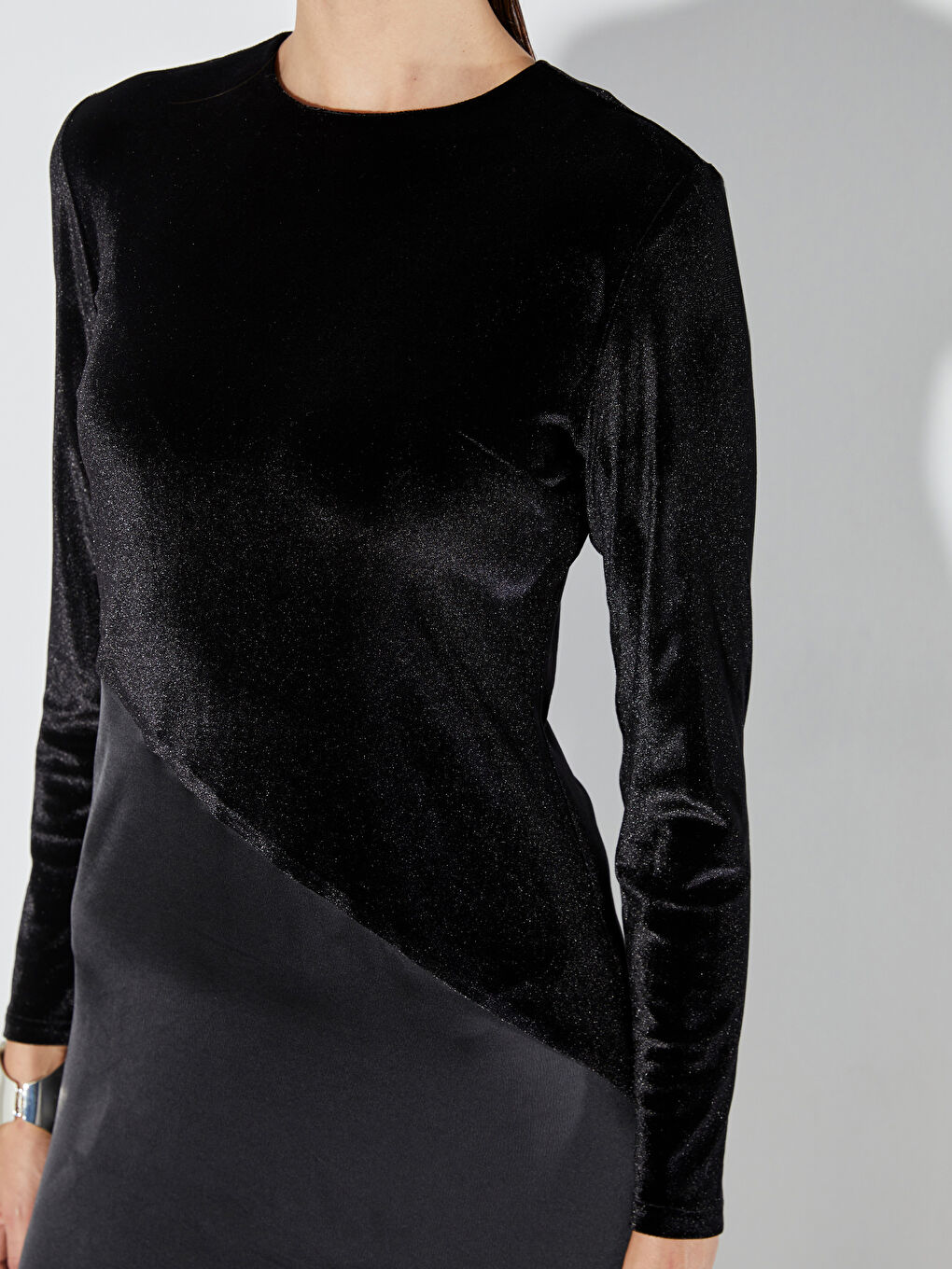 Siyah Bisiklet Yaka Yırtmaçlı Elbise-3