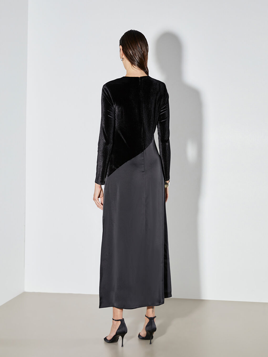 Siyah Bisiklet Yaka Yırtmaçlı Elbise-4