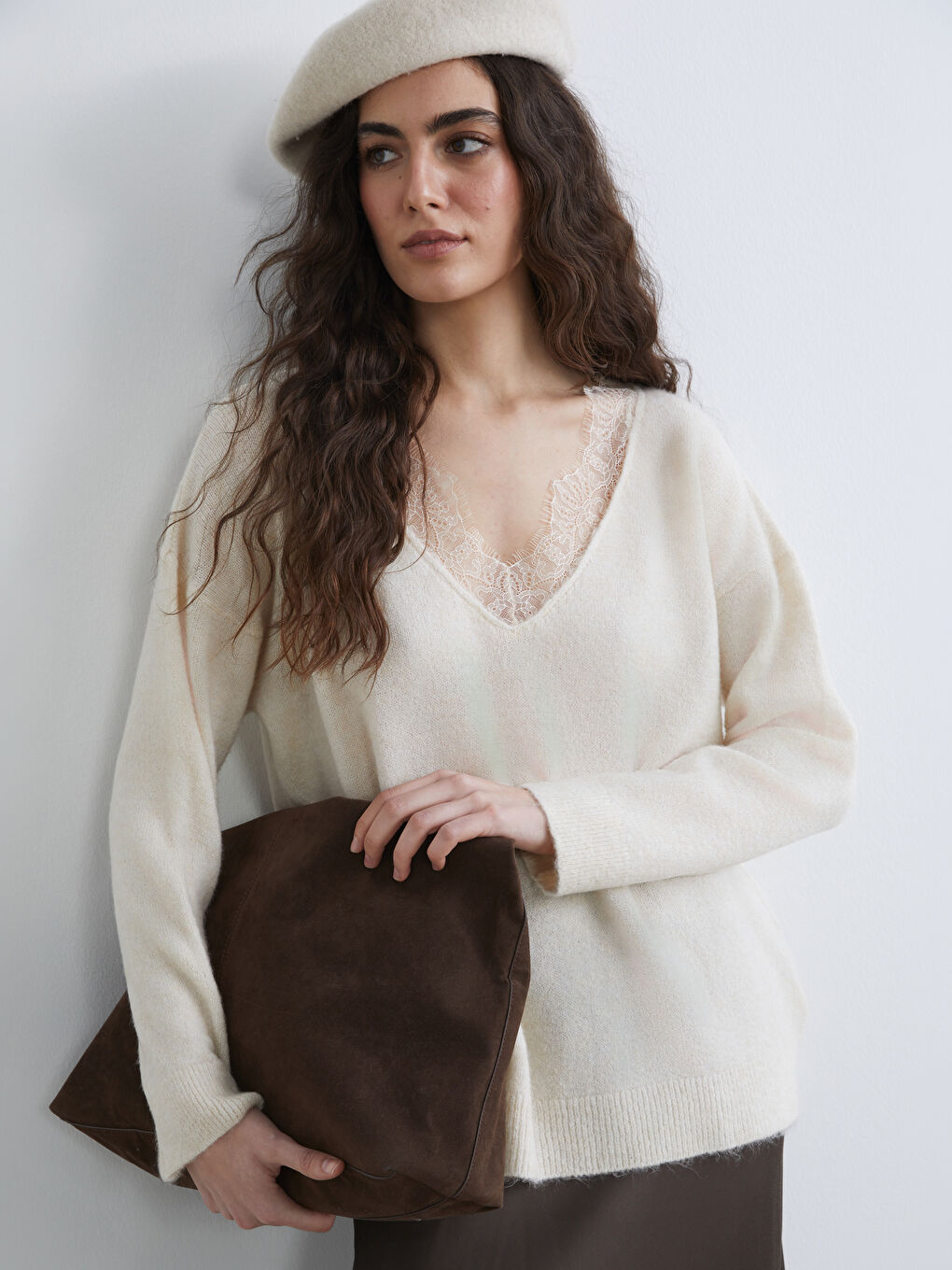 Ekru V Yaka Dantel Detaylı Oversize Kadın Triko Kazak