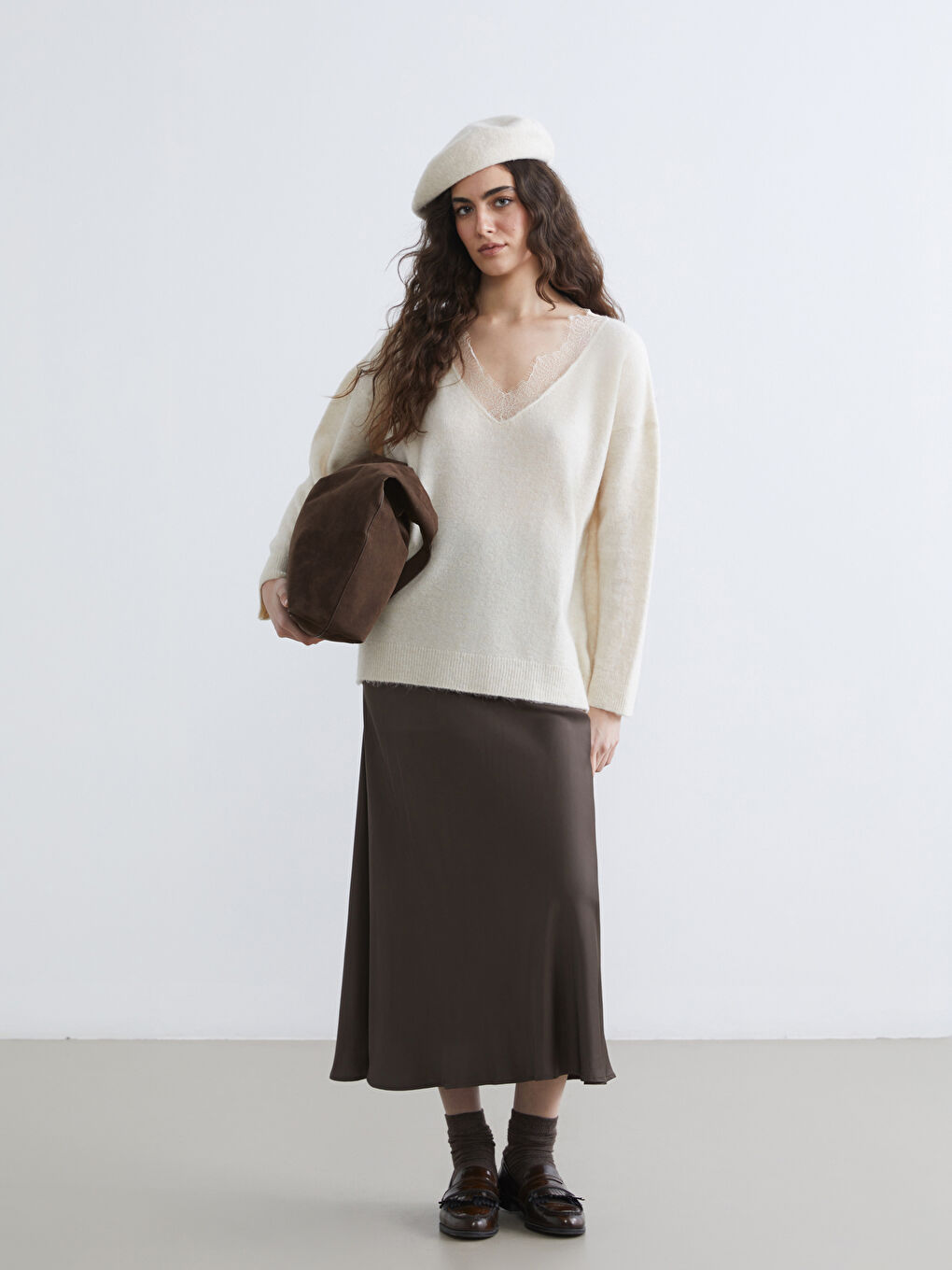 Ekru V Yaka Dantel Detaylı Oversize Kadın Triko Kazak-3