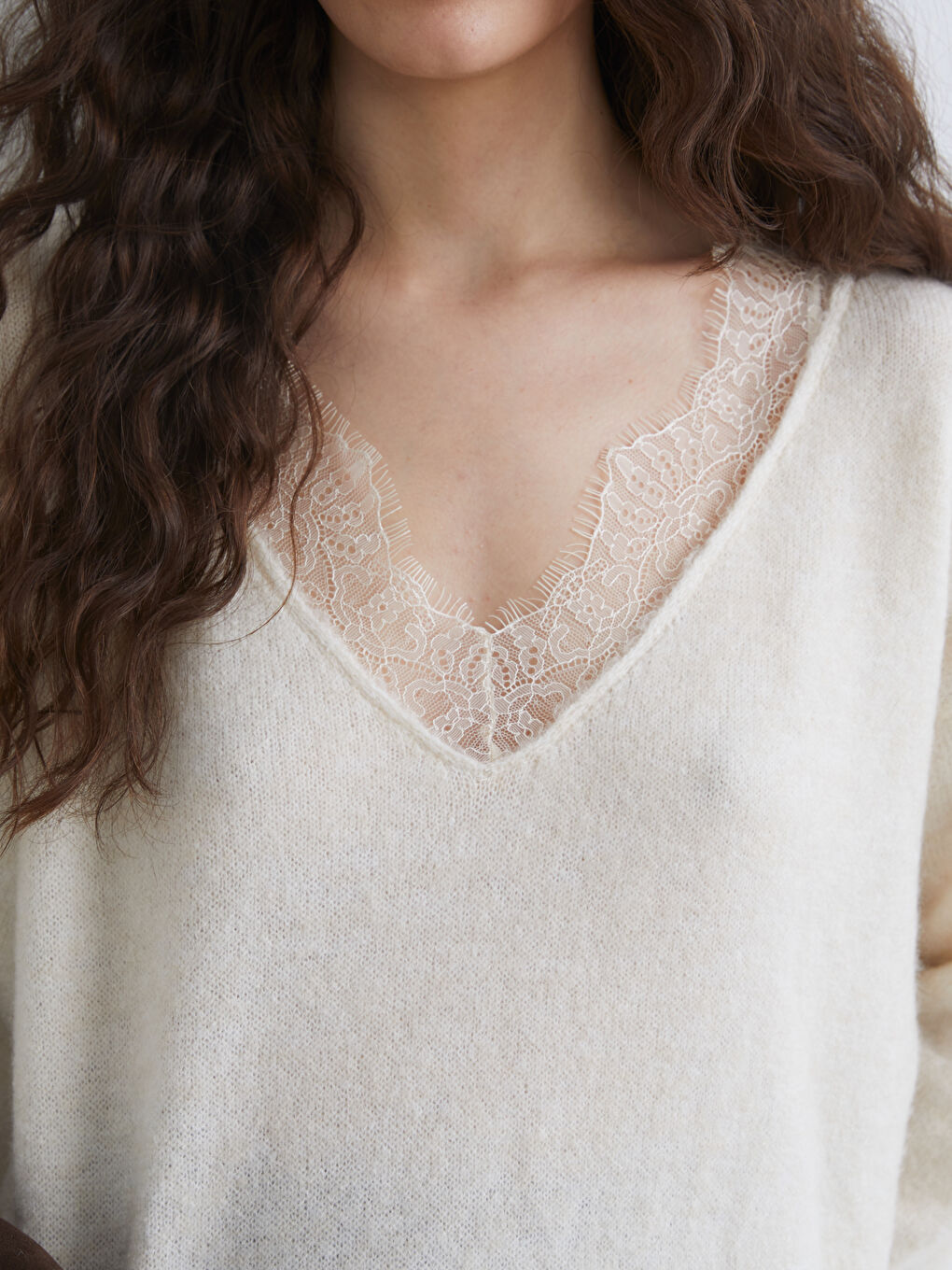 Ekru V Yaka Dantel Detaylı Oversize Kadın Triko Kazak-5