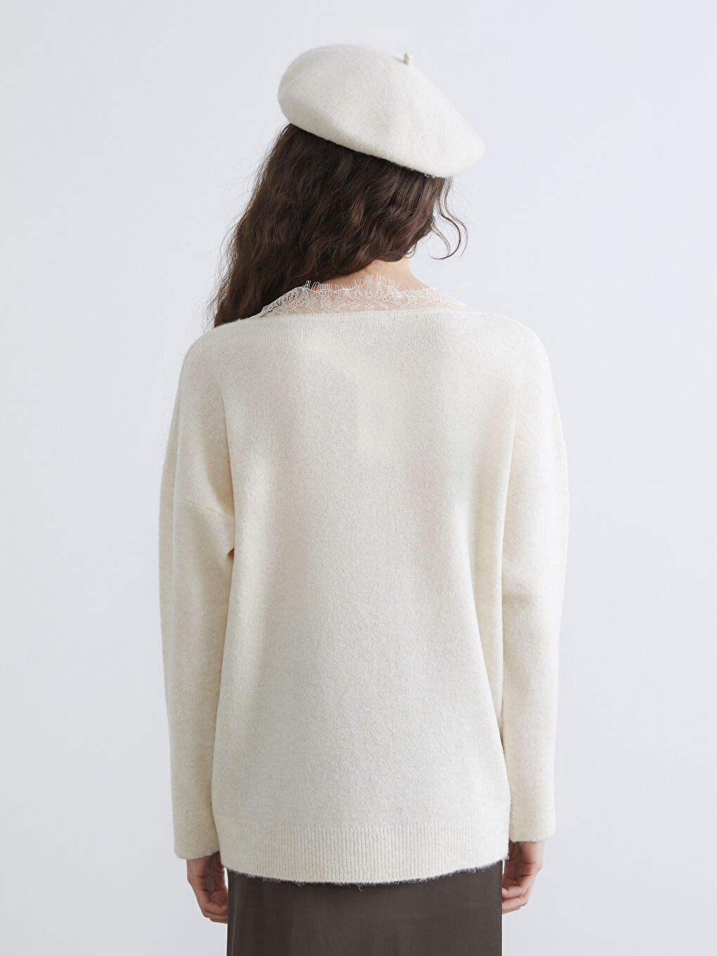 Ekru V Yaka Dantel Detaylı Oversize Kadın Triko Kazak-7