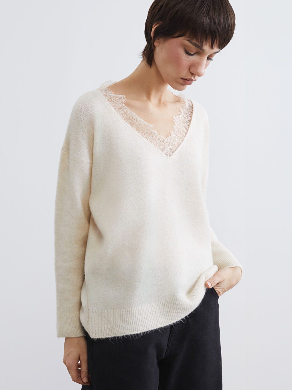Ekru V Yaka Dantel Detaylı Oversize Kadın Triko Kazak-1