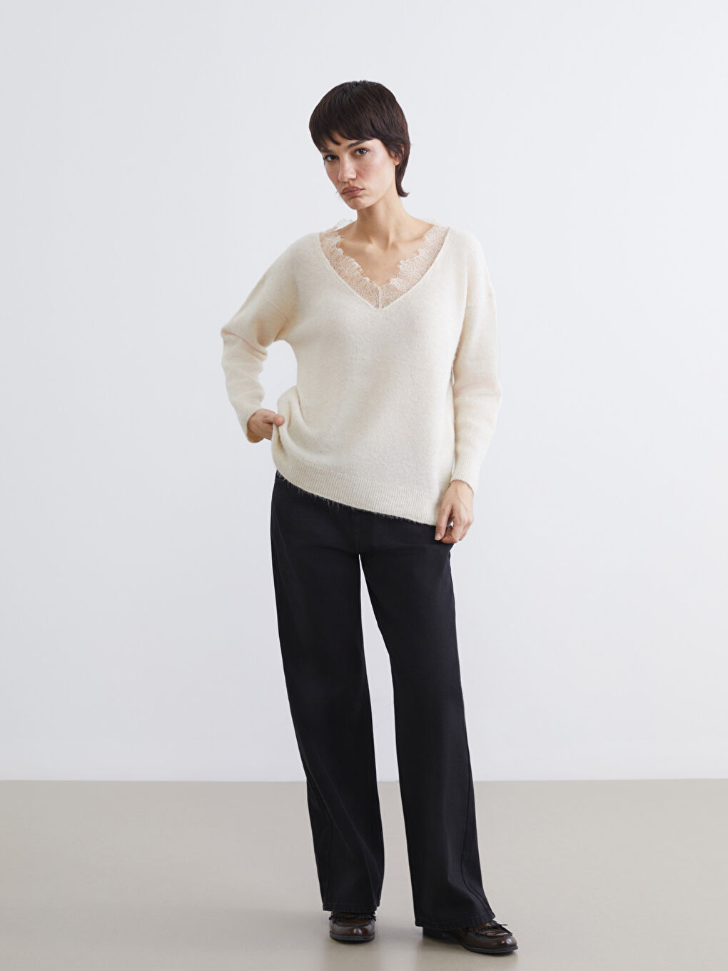 Ekru V Yaka Dantel Detaylı Oversize Kadın Triko Kazak-2