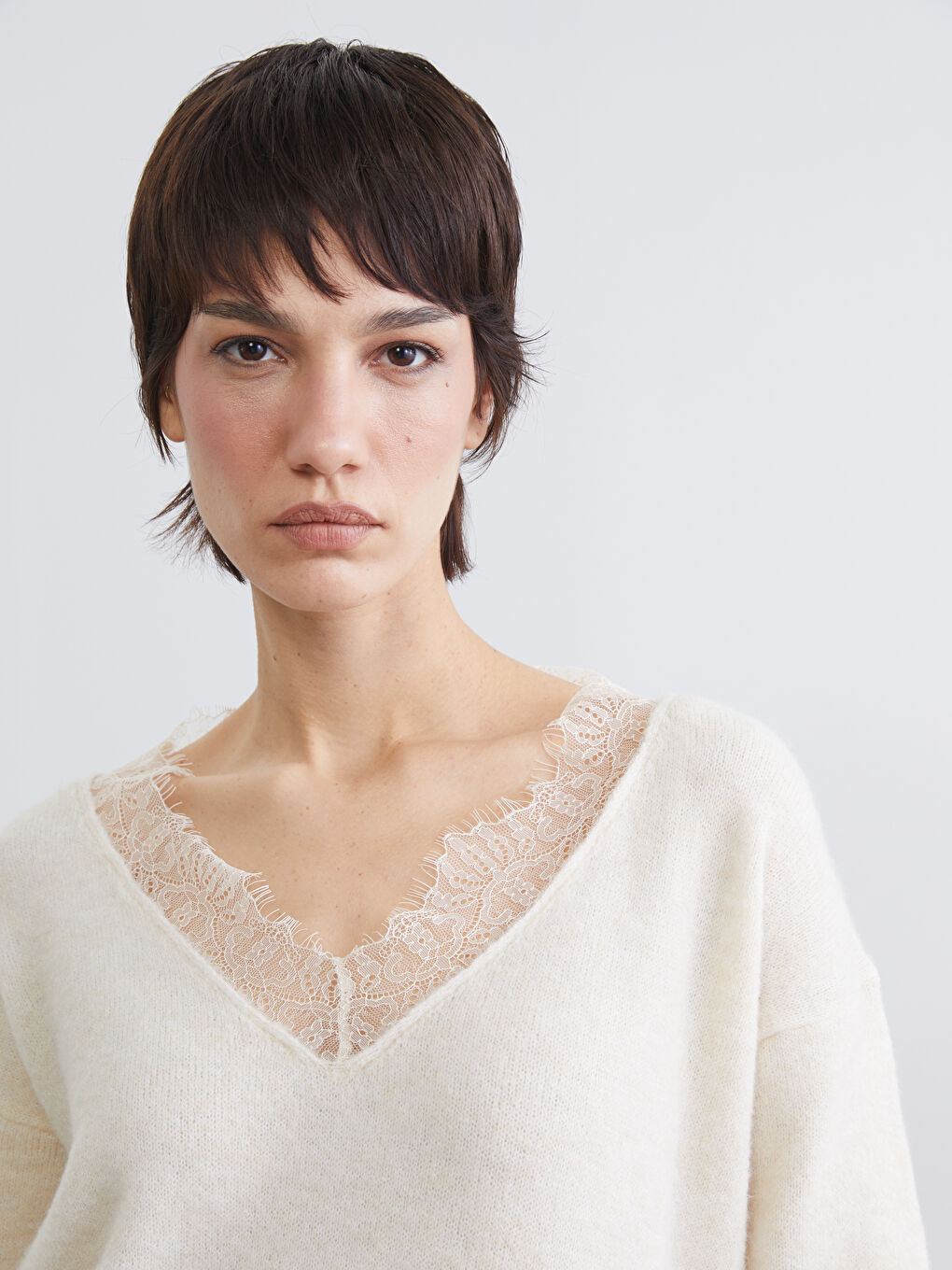 Ekru V Yaka Dantel Detaylı Oversize Kadın Triko Kazak-4
