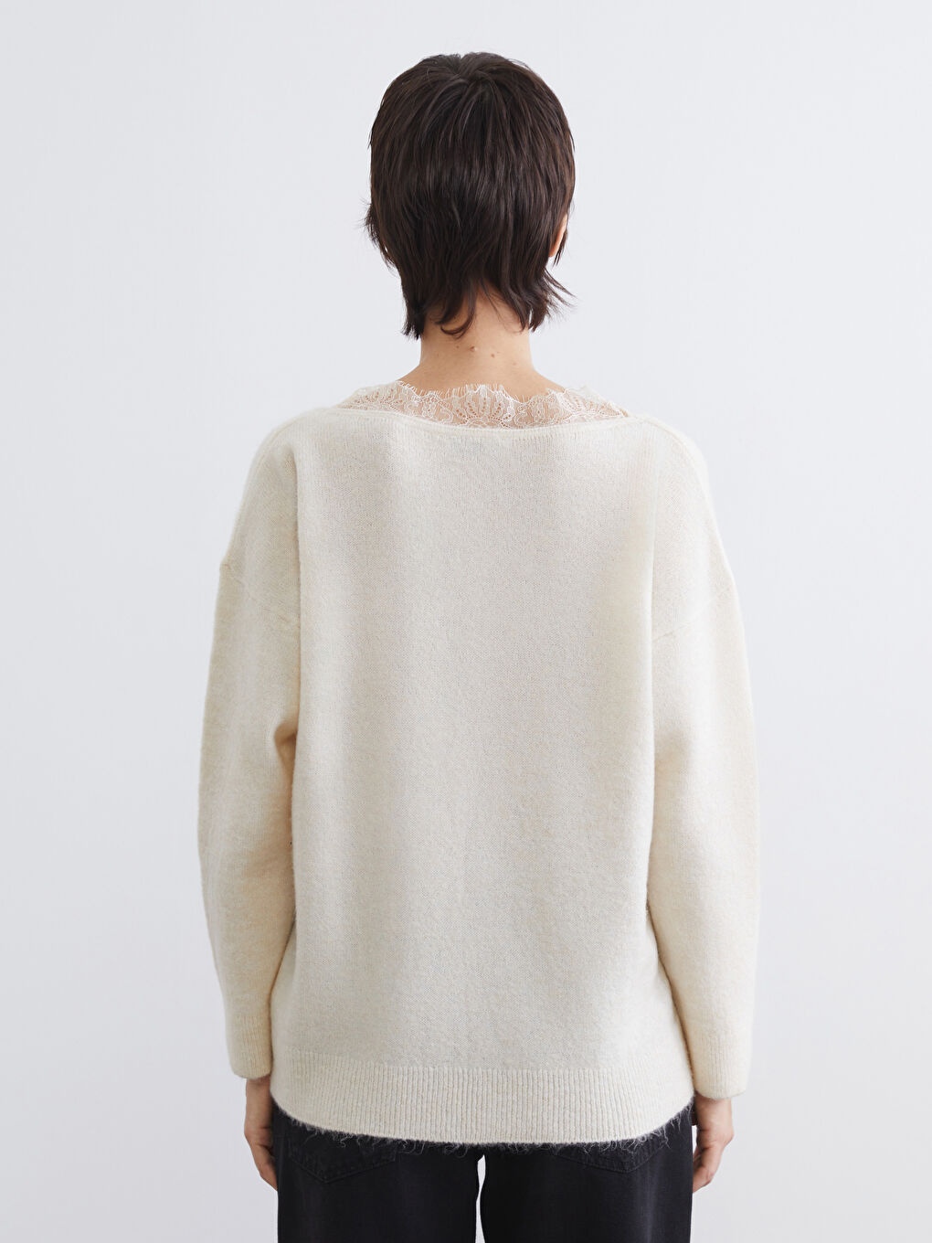 Ekru V Yaka Dantel Detaylı Oversize Kadın Triko Kazak-6