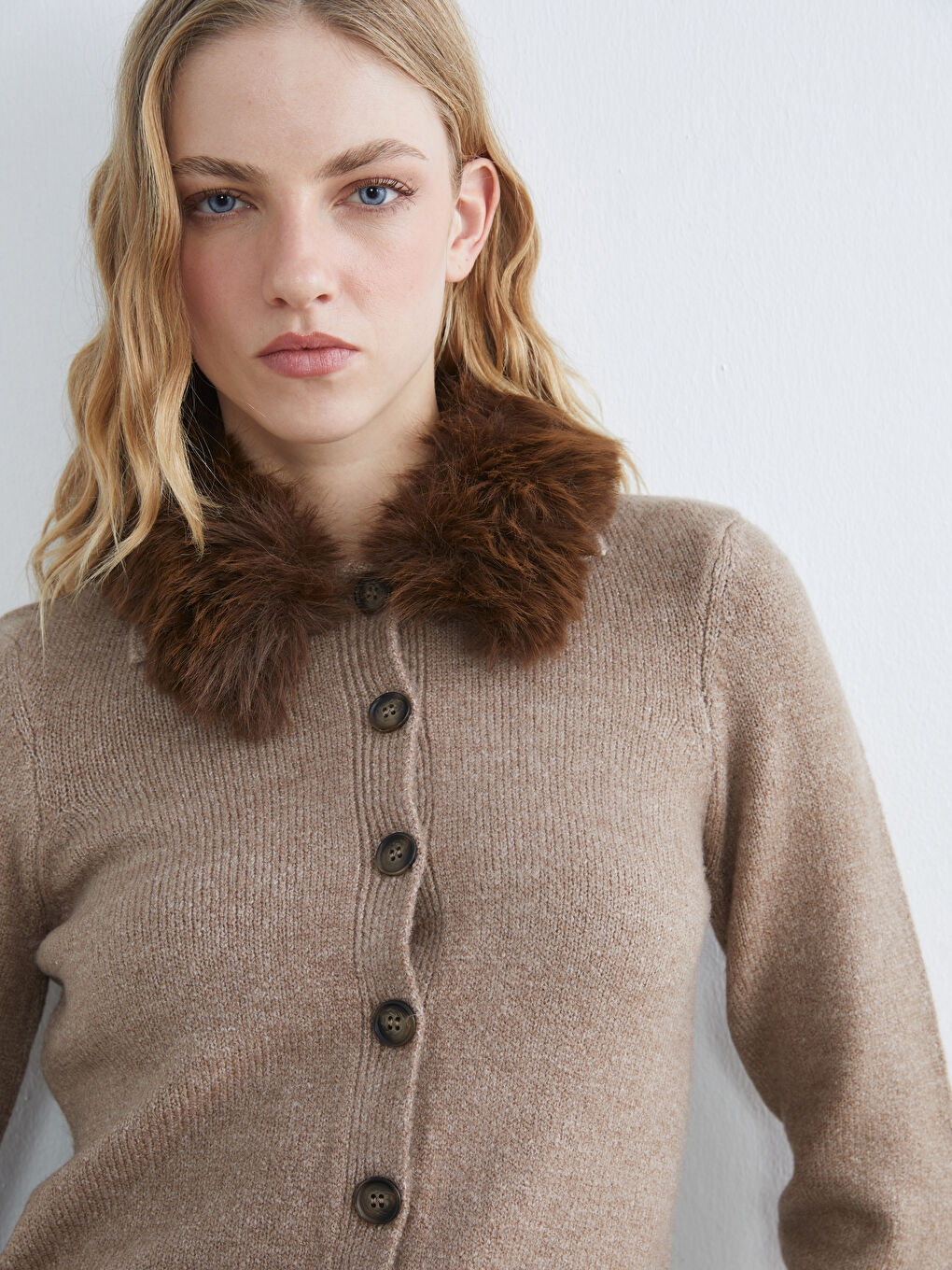 Bej Çıkarılabilir Kürk Yaka Kadın Triko Hırka-2