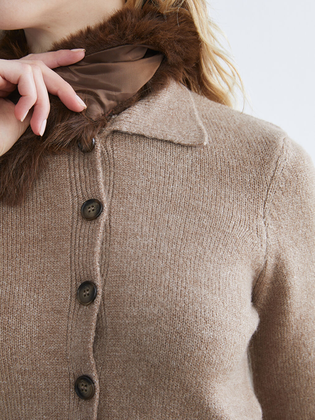 Bej Çıkarılabilir Kürk Yaka Kadın Triko Hırka-3