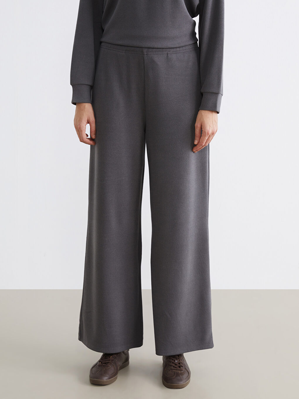 Gri Beli Lastikli Geniş Paça Kadın Eşofman Altı-1