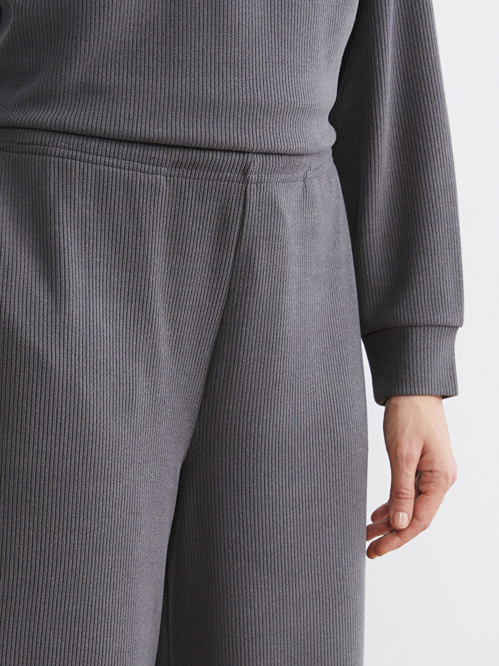 Gri Beli Lastikli Geniş Paça Kadın Eşofman Altı-2