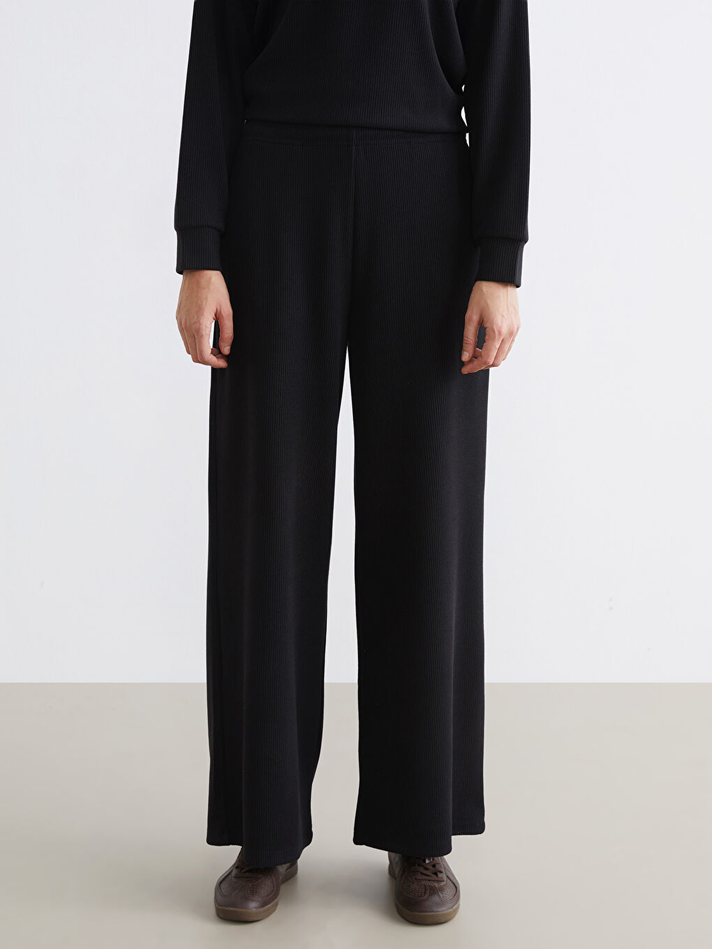 Siyah Beli Lastikli Geniş Paça Kadın Eşofman Altı-1