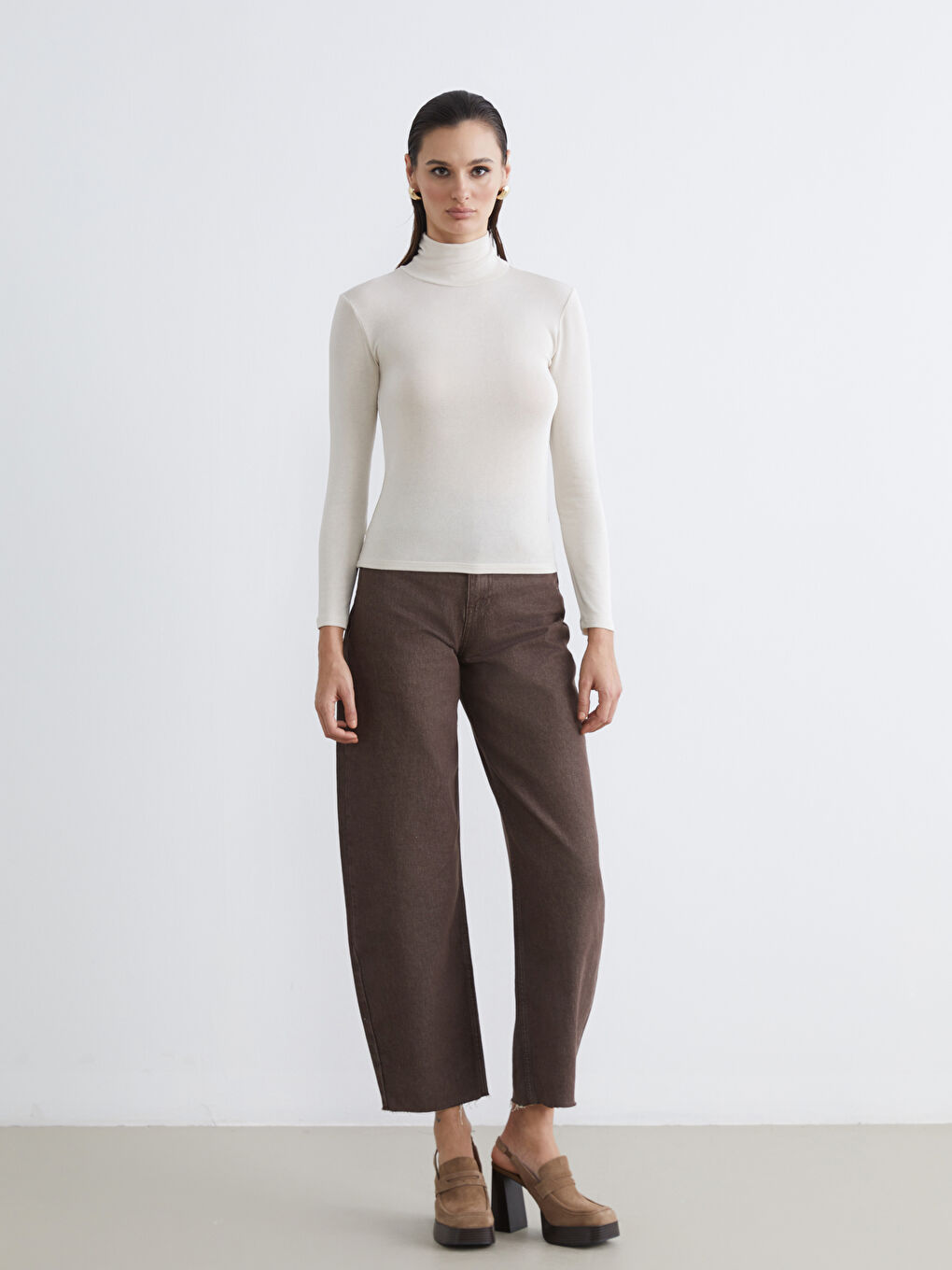 Bej Dik Yaka Kadın Body-1