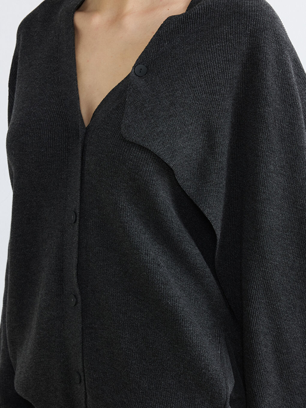 Antrasit V Yaka Şal Detaylı Oversize Kadın Triko Hırka-2